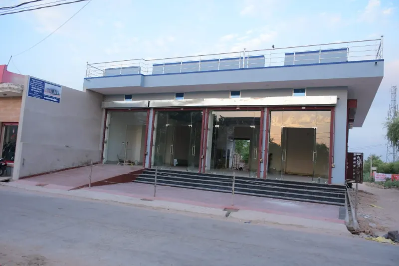  High-Visibility Showroom Space Now Available Perfect For Your Brand