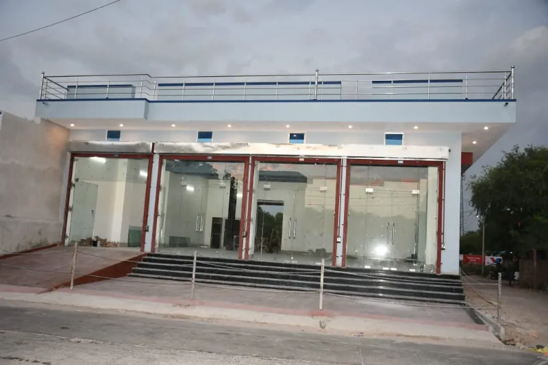  High-Visibility Showroom Space Now Available Perfect For Your Brand